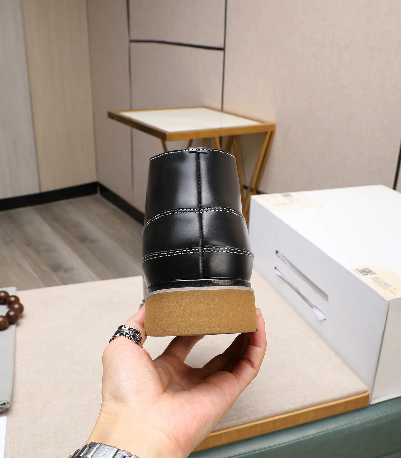Men's shoes 💰600 (full genuine wool lining, 10% off for fake ones) Please note the quality of the original item and compare the thickness of the wool 🏮🏮 Popular UGG from Australia's warm luxury brand men's shoes, the official website is synchronized, Beckham men's style..., made of imported top-layer waxed cowhide, waxed toe cap, Australian real wool velvet lining Carefully sewn...Imported rubber Martin boots outsole (comfortable, soft, wear-resistant) The quality is really great...Exquisite workmanship, you can't put it down at first sight, size 38-44 (customized in 45)